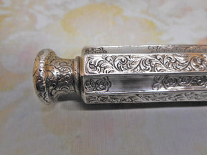 Flacon à parfum à double extrémité en métal blanc gravé. Vers 1880