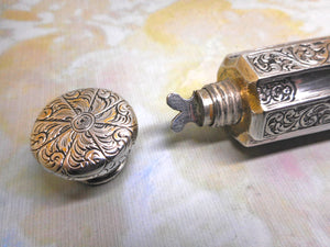 Flacon à parfum à double extrémité en métal blanc gravé. Vers 1880