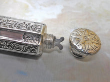 Charger l&#39;image dans la galerie, Flacon à parfum à double extrémité en métal blanc gravé. Vers 1880
