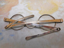 Charger l&#39;image dans la galerie, Paire de lunettes en argent. Londres, 1820.
