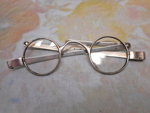 Charger l&#39;image dans la galerie, A pair of silver spectacles / eye glasses. London 1820
