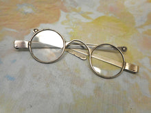 Charger l&#39;image dans la galerie, Paire de lunettes en argent. Londres, 1820.

