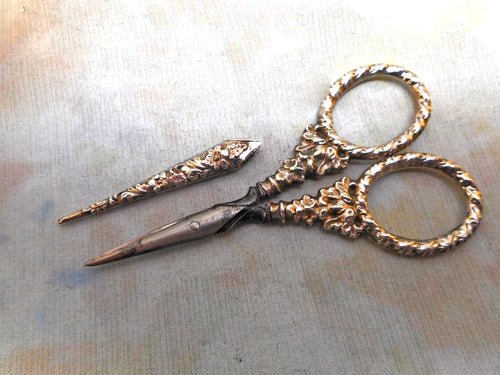 A pair of Georgian silver handled scissors and sheath. c1830