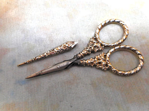 A pair of Georgian silver handled scissors and sheath. c1830