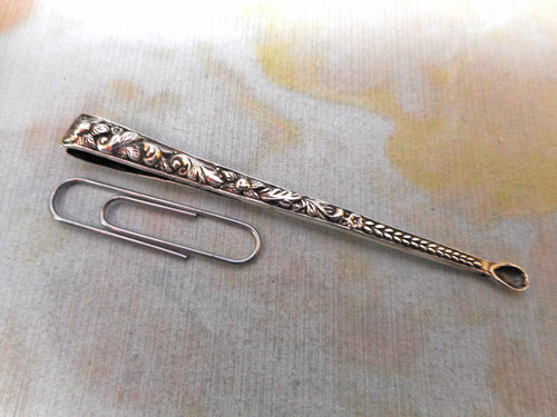 A silver ear spoon /  tweezer combination piece. c1830