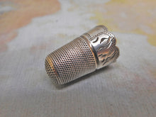 Charger l&#39;image dans la galerie, An early 19th century silver thimble. c1820. Maid&#39;s size.
