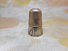 Charger l&#39;image dans la galerie, Dé à coudre en argent du début du XIXe siècle. Vers 1820. Taille femme de chambre.
