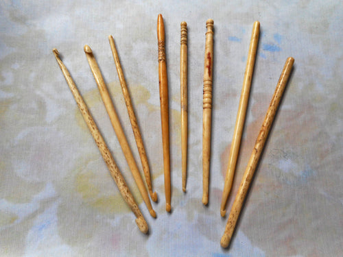 A mother of pearl crochet hook. 19thc.