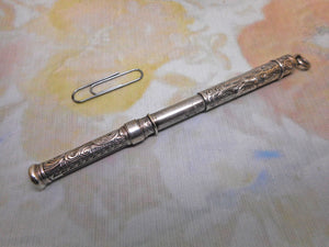 Stylo/crayon en argent sterling gravé. Vers 1890