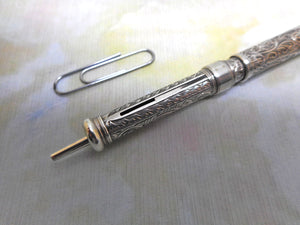 Stylo/crayon en argent sterling gravé. Vers 1890