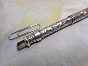 Stylo/crayon en argent sterling gravé. Vers 1890