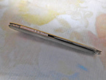 Laden Sie das Bild in den Galerie-Viewer, Ein Perlmutt-Taschenmesser mit Stahlklinge. Leuchars. Um 1850
