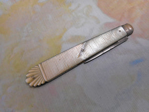 Ein Perlmutt-Taschenmesser mit Stahlklinge. Leuchars. Um 1850