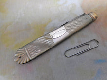 Laden Sie das Bild in den Galerie-Viewer, A pearl penknife with steel blade. Leuchars. c1850
