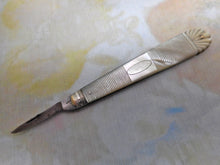 Laden Sie das Bild in den Galerie-Viewer, Ein Perlmutt-Taschenmesser mit Stahlklinge. Leuchars. Um 1850
