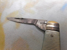 Laden Sie das Bild in den Galerie-Viewer, Ein Perlmutt-Taschenmesser mit Stahlklinge. Leuchars. Um 1850
