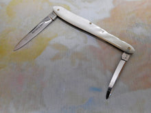 Laden Sie das Bild in den Galerie-Viewer, A double bladed penknife. Rodgers cutler. &#39;Victoria Knife&#39;.
