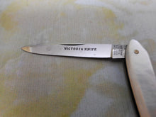 Laden Sie das Bild in den Galerie-Viewer, Ein ungewöhnliches Taschenmesser mit zwei Klingen. Rodgers Cutler. „Victoria Knife“.
