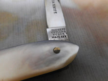 Laden Sie das Bild in den Galerie-Viewer, Ein ungewöhnliches Taschenmesser mit zwei Klingen. Rodgers Cutler. „Victoria Knife“.
