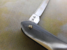 Laden Sie das Bild in den Galerie-Viewer, Ein ungewöhnliches Taschenmesser mit zwei Klingen. Rodgers Cutler. „Victoria Knife“.
