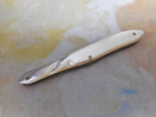 Laden Sie das Bild in den Galerie-Viewer, Ein ungewöhnliches Taschenmesser mit zwei Klingen. Rodgers Cutler. „Victoria Knife“.
