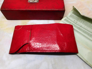 Une rare boîte en cuir rouge / hussif avec des paquets d'aiguilles et un dossier de fil. C1800