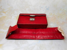 Charger l&#39;image dans la galerie, Une rare boîte en cuir rouge / hussif avec des paquets d&#39;aiguilles et un dossier de fil. C1800
