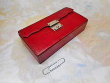 Charger l&#39;image dans la galerie, Une rare boîte en cuir rouge / hussif avec des paquets d&#39;aiguilles et un dossier de fil. C1800
