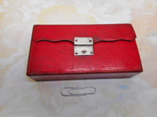 Charger l&#39;image dans la galerie, Une rare boîte en cuir rouge / hussif avec des paquets d&#39;aiguilles et un dossier de fil. C1800
