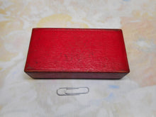 Charger l&#39;image dans la galerie, Une rare boîte en cuir rouge / hussif avec des paquets d&#39;aiguilles et un dossier de fil. C1800
