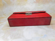 Charger l&#39;image dans la galerie, Une rare boîte en cuir rouge / hussif avec des paquets d&#39;aiguilles et un dossier de fil. C1800
