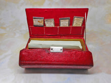 Charger l&#39;image dans la galerie, Une rare boîte en cuir rouge / hussif avec des paquets d&#39;aiguilles et un dossier de fil. C1800
