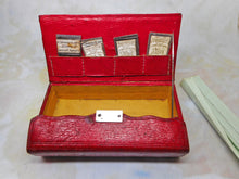 Charger l&#39;image dans la galerie, Une rare boîte en cuir rouge / hussif avec des paquets d&#39;aiguilles et un dossier de fil. C1800
