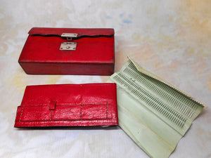 Une rare boîte en cuir rouge / hussif avec des paquets d'aiguilles et un dossier de fil. C1800