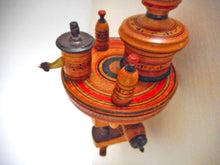 Charger l&#39;image dans la galerie, Pince à coudre polyvalente géorgienne. Vers 1800. Céramique peinte de Tunbridge.
