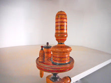 Charger l&#39;image dans la galerie, Pince à coudre polyvalente géorgienne. Vers 1800. Céramique peinte de Tunbridge.
