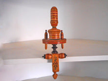 Charger l&#39;image dans la galerie, A Georgian multi-purpose sewing clamp. c1800. Painted Tunbridge Ware.
