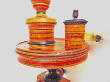 Charger l&#39;image dans la galerie, Pince à coudre polyvalente géorgienne. Vers 1800. Céramique peinte de Tunbridge.

