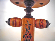 Charger l&#39;image dans la galerie, Pince à coudre polyvalente géorgienne. Vers 1800. Céramique peinte de Tunbridge.

