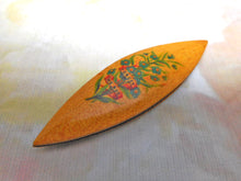 Laden Sie das Bild in den Galerie-Viewer, A Mauchline Ware tatting shuttle-&#39;Forget me Not&#39;. 19thc
