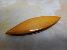 Laden Sie das Bild in den Galerie-Viewer, VERKAUFT………Ein Occhi-Schiffchen von Mauchline Ware – „Vergissmeinnicht“. Mitte des 19. Jahrhunderts

