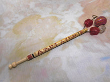 Charger l&#39;image dans la galerie, Fuseau à dentelle en os avec inscription « Reine Adélaïde ». XIXe siècle
