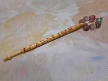 Charger l&#39;image dans la galerie, Bobine de dentelle en os avec inscription « Reine Caroline ». XIXe siècle.
