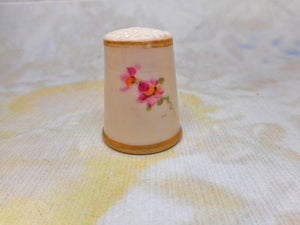A Worcester porcelain thimble of a finch. Purple stamp inside. c1913
