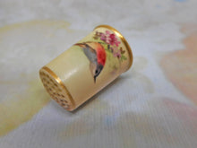 Charger l&#39;image dans la galerie, Dé à coudre en porcelaine de Worcester ivoire blush peint d&#39;un oiseau. Vers 1870.
