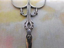 Charger l&#39;image dans la galerie, Une belle paire de petits ciseaux en acier taillé. Vers 1800-1820
