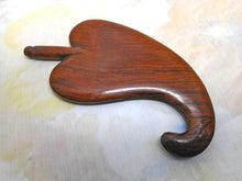 Charger l&#39;image dans la galerie, Un rare fourreau à tricoter en bois du début du XIXe siècle.
