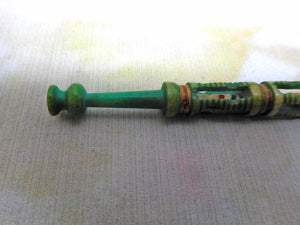 Belle bobine en os teinté en vert – vitrail d'église. Milieu du XIXe siècle.
