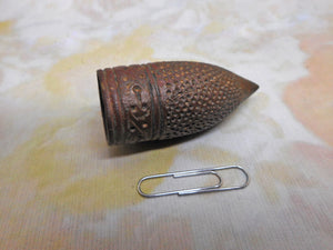 Ein hoher hispano-maurischer Fingerhut aus Bronze. um 1400