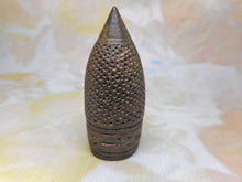 Laden Sie das Bild in den Galerie-Viewer, Ein hoher hispano-maurischer Fingerhut aus Bronze. um 1400
